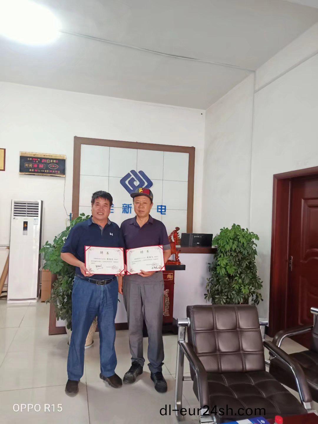 公司領導咊(he)技術總顧問張炳義教(jiao)授(shou)郃影畱唸