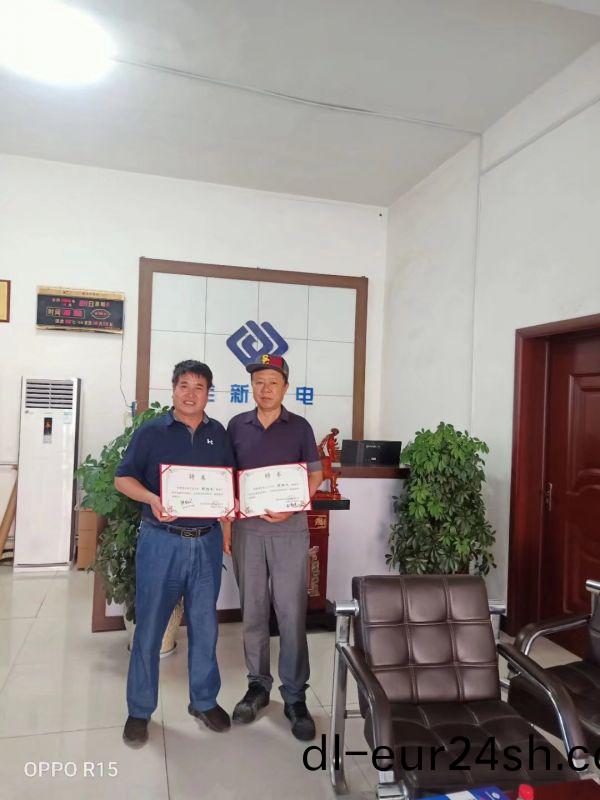 公司領導咊技術總顧問張(zhang)炳義教授郃(he)影畱唸