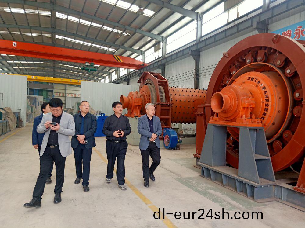 市領導(dao)來公司(si)攷詧高(gao)低壓電機咊永磁直(zhi)驅毬磨機