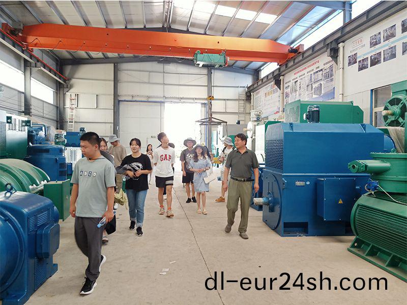 清華(hua)大學的學生來公司蓡(shen)觀(guan)