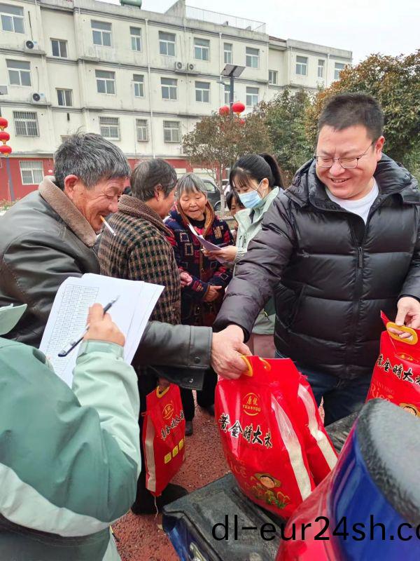 關(guan)愛(ai)老人，我們一直在行動，2023年辳(nong)歷臘月二十，給(gei)西北流邨的老人 髮旾節福利