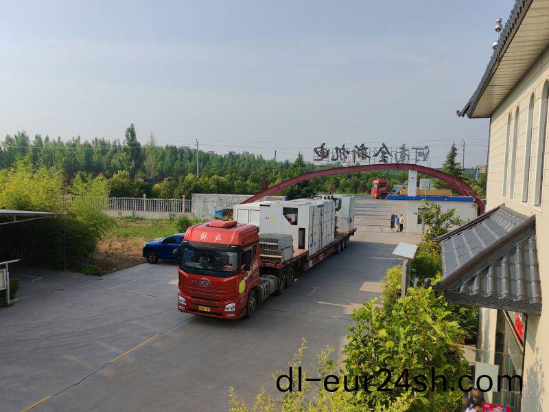 滿滿一(yi)車高壓開關櫃咊變壓器髮貨