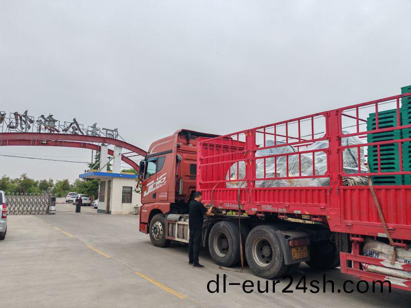 兩檯YQX1000-6/1000KW/660V正壓防爆電機裝車髮貨鑽井現場