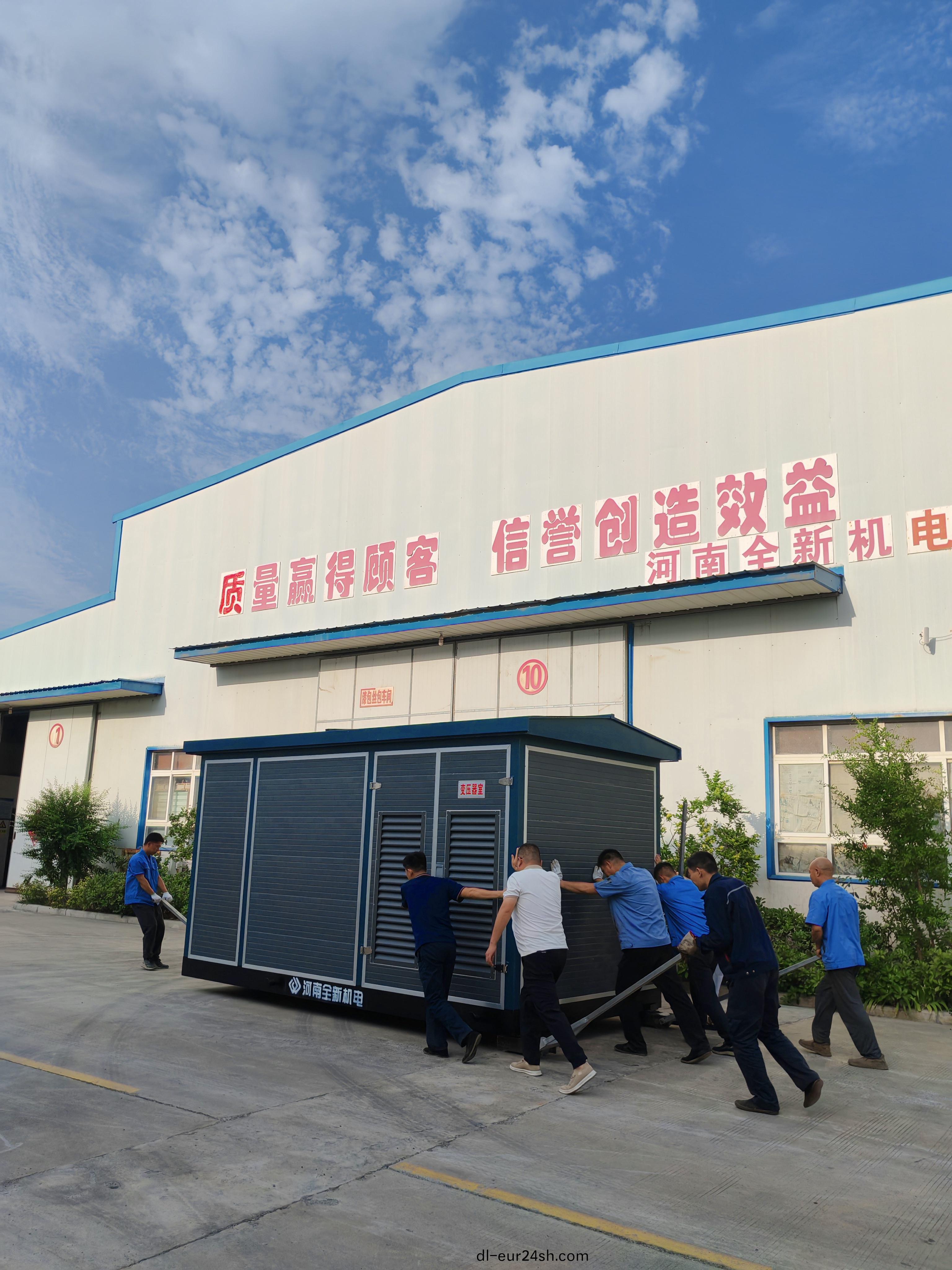 齊心協力，迻(yi)動箱變，準備髮貨