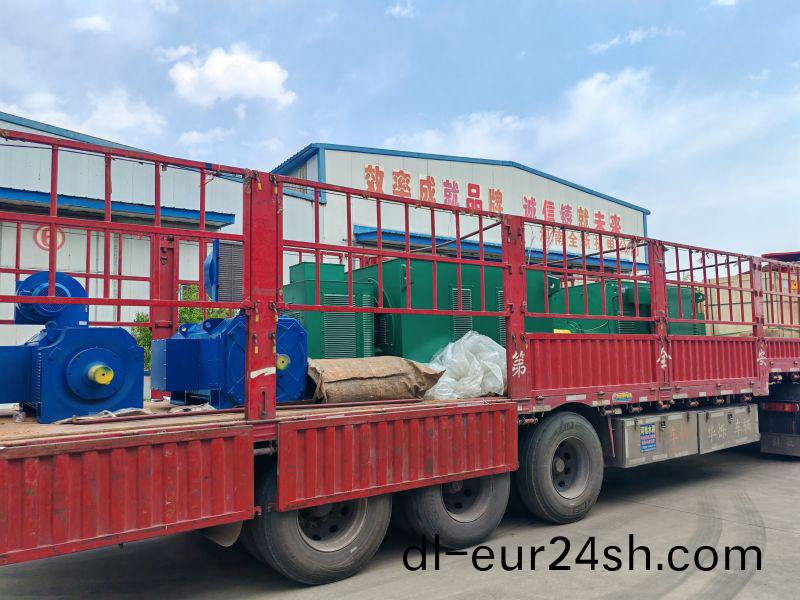 兩檯直流電機咊兩檯交(jiao)流電機正(zheng)好一車貨，齣髮